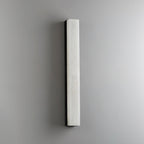 Aplique de parede Lyra Vertical em latão com cúpula de alabastro