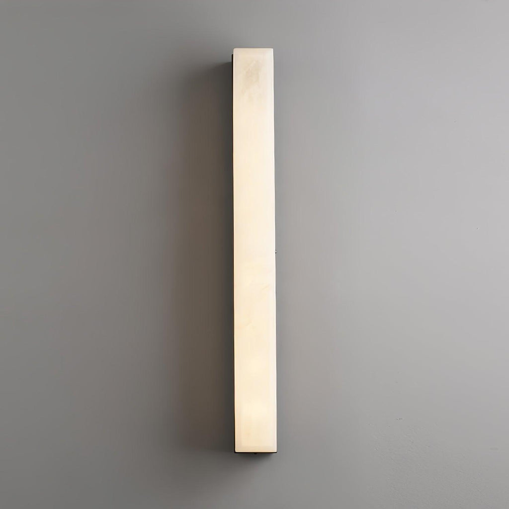 Aplique de parede Lyra Vertical em latão com cúpula de alabastro