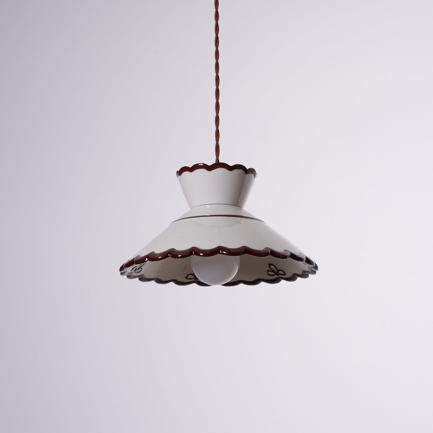 Candeeiro pendente, abat-jour de cerâmica recortado em creme e castanho, estilo vintage para cozinha