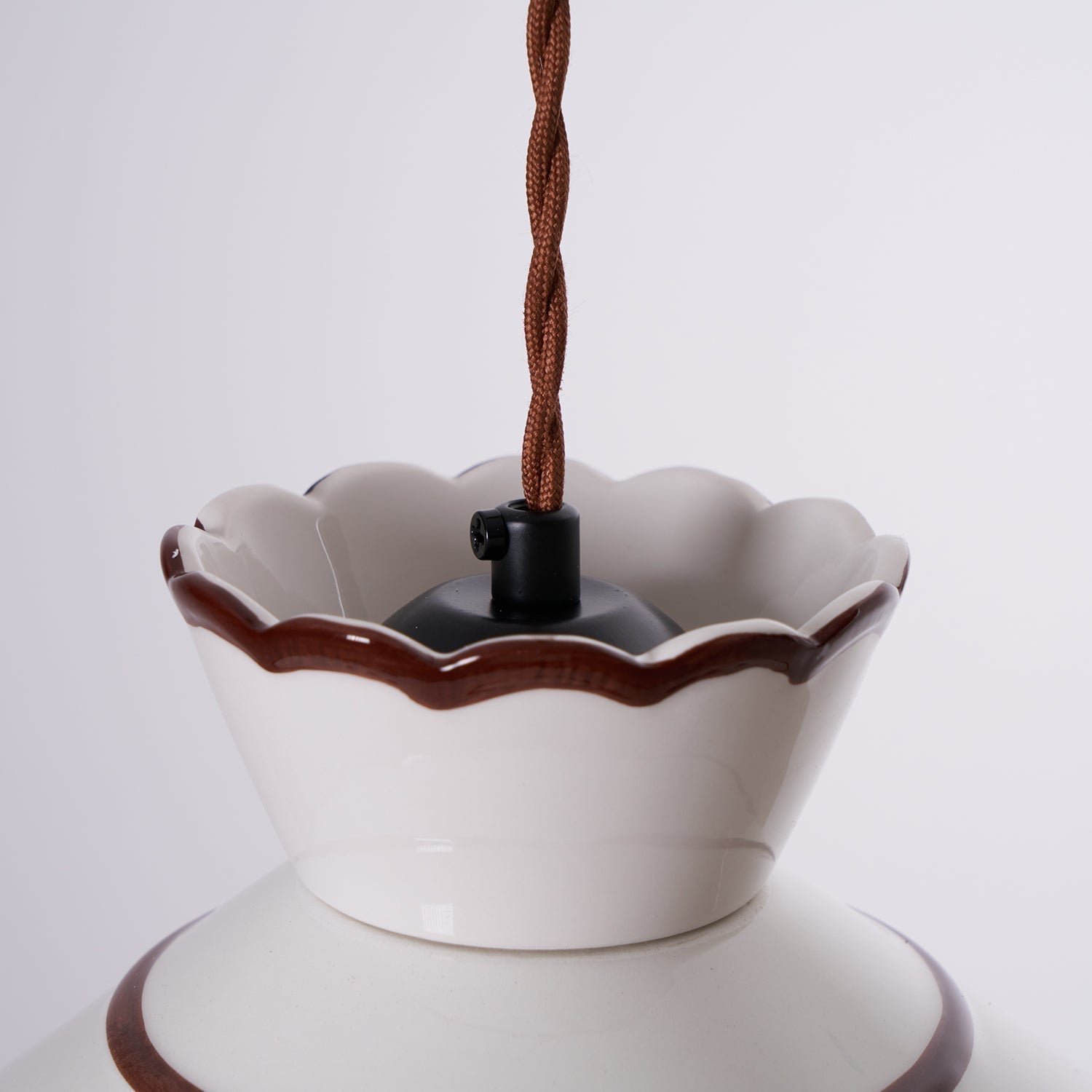 Candeeiro pendente, abat-jour de cerâmica recortado em creme e castanho, estilo vintage para cozinha