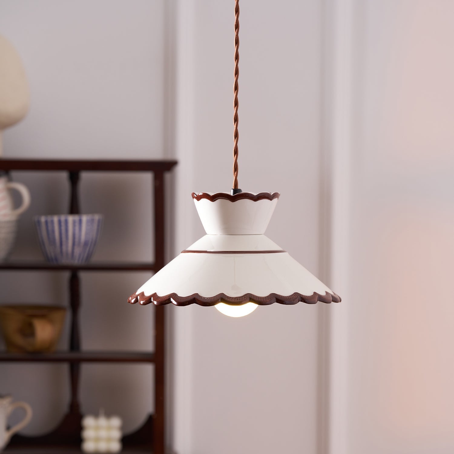 Candeeiro pendente, abat-jour de cerâmica recortado em creme e castanho, estilo vintage para cozinha