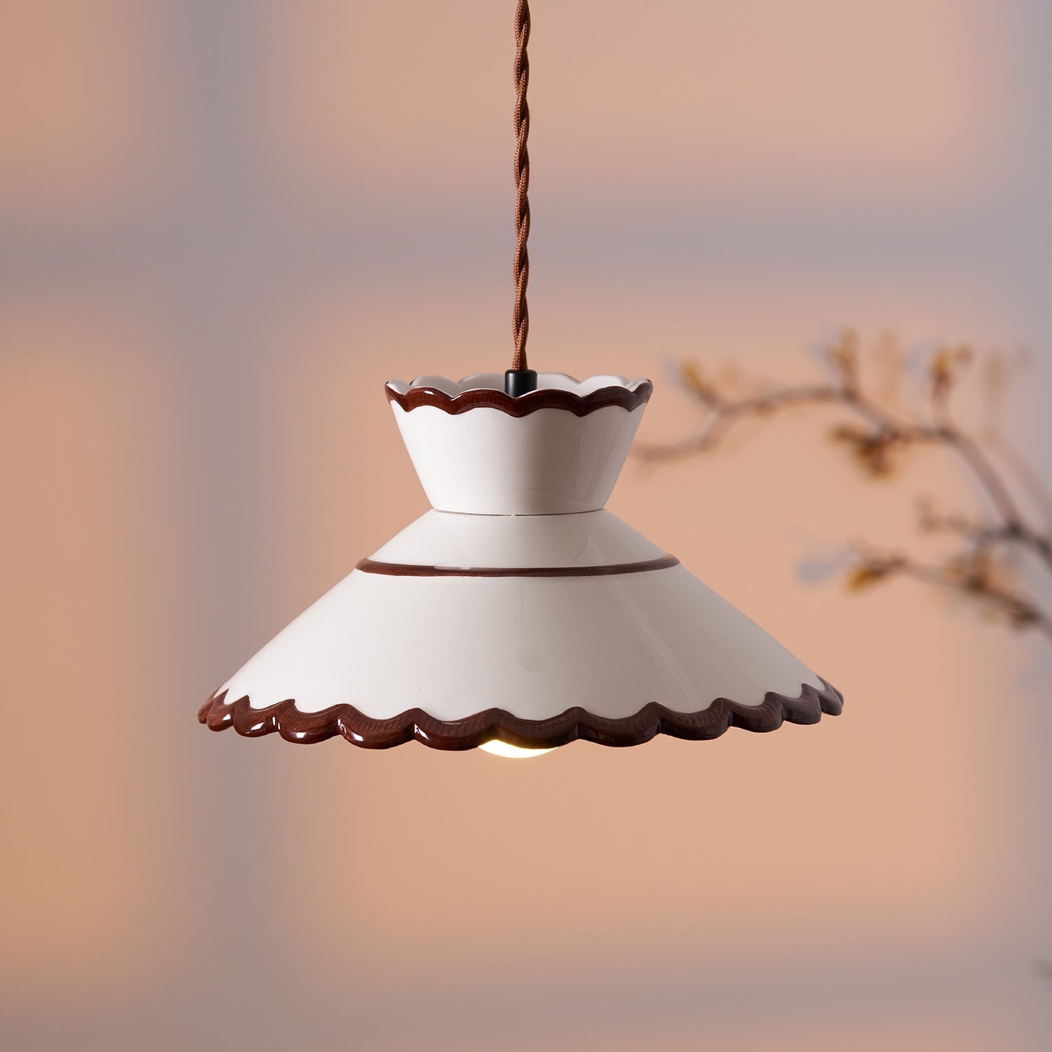 Candeeiro pendente, abat-jour de cerâmica recortado em creme e castanho, estilo vintage para cozinha