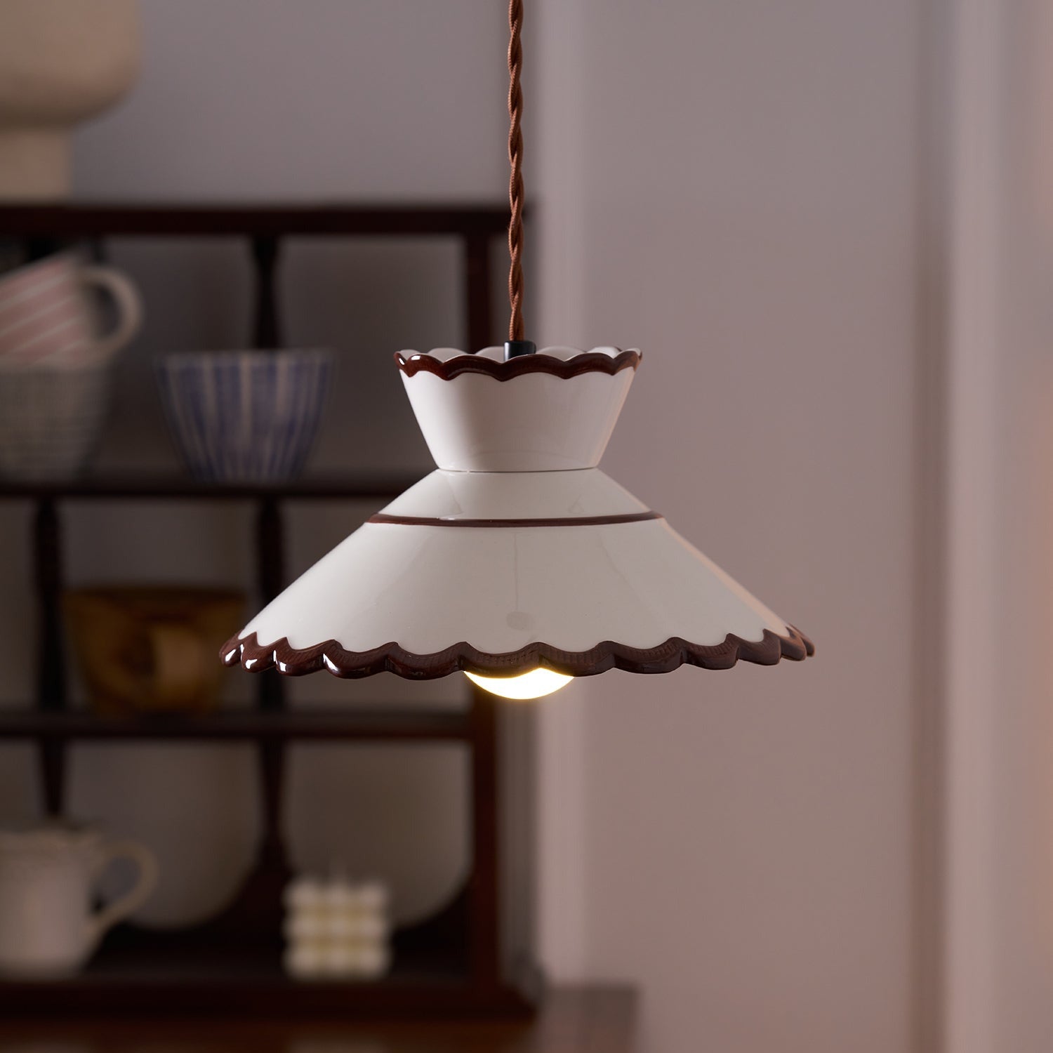 Candeeiro pendente, abat-jour de cerâmica recortado em creme e castanho, estilo vintage para cozinha