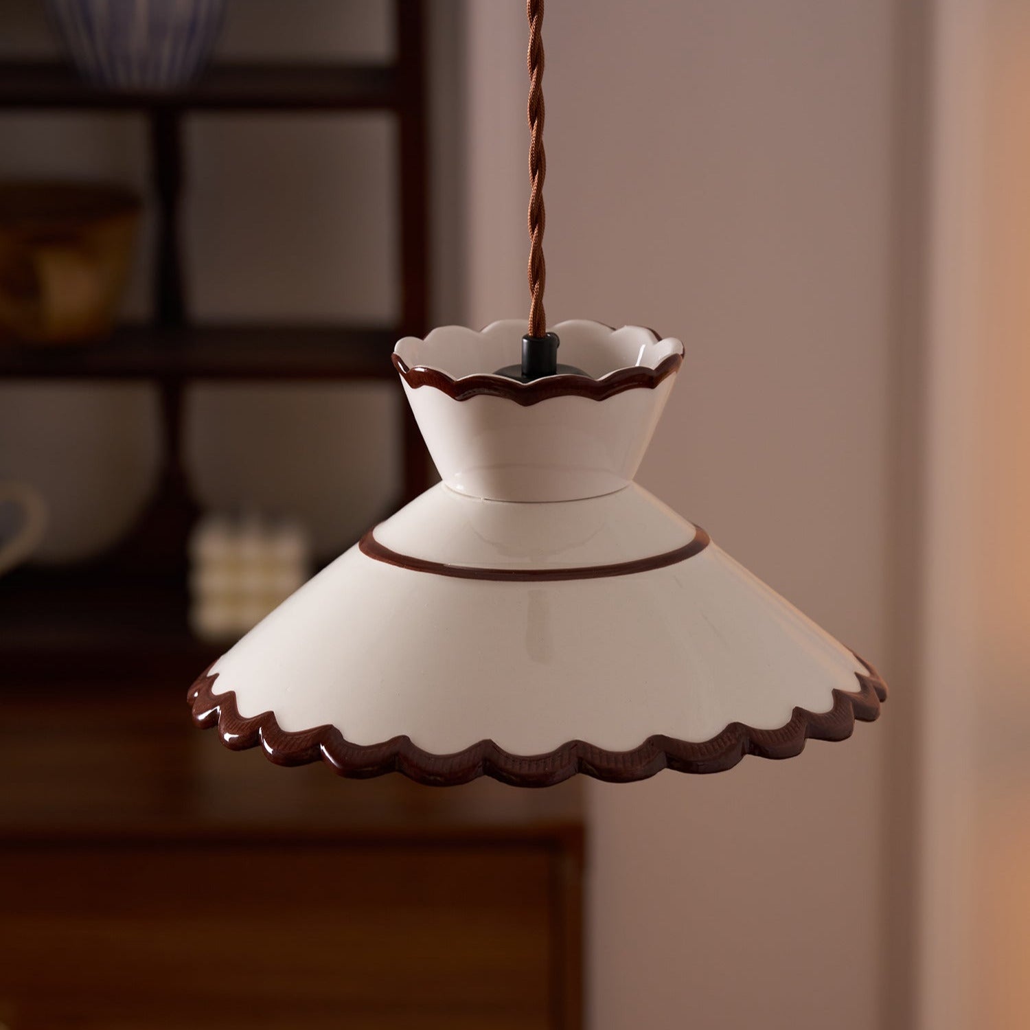 Candeeiro pendente, abat-jour de cerâmica recortado em creme e castanho, estilo vintage para cozinha