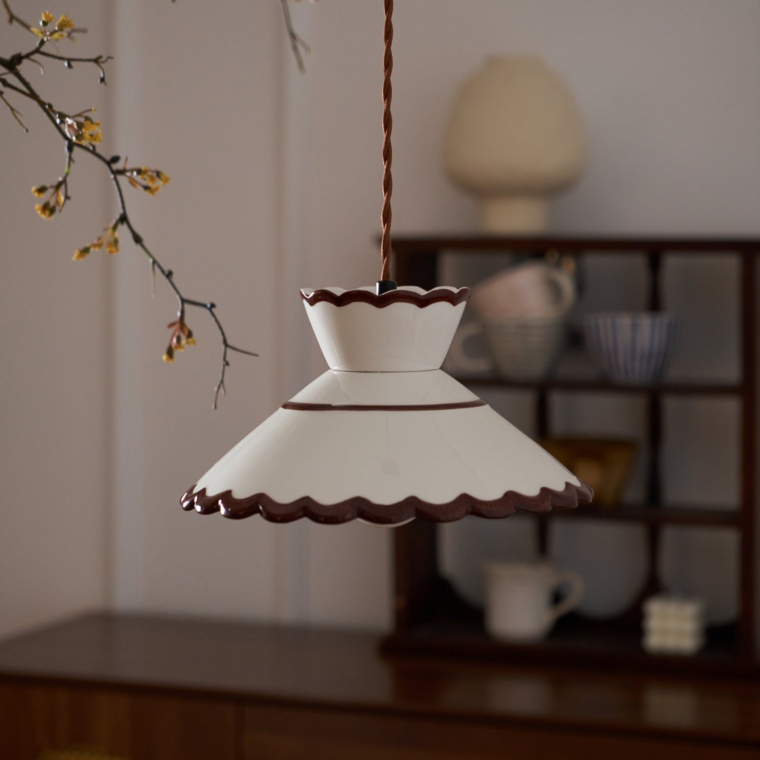 Candeeiro pendente, abat-jour de cerâmica recortado em creme e castanho, estilo vintage para cozinha