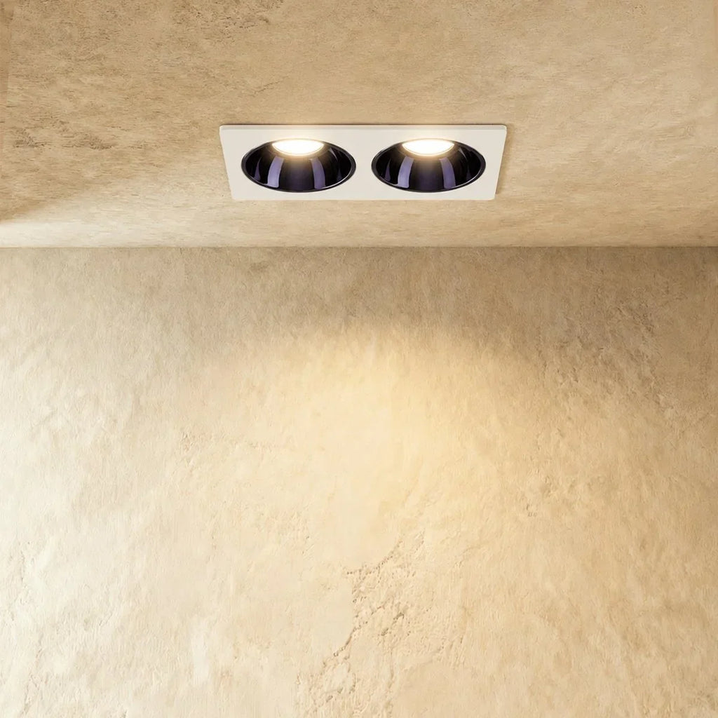 Spotlight de teto embutido LumenNest com duas cabeças e estrutura retangular