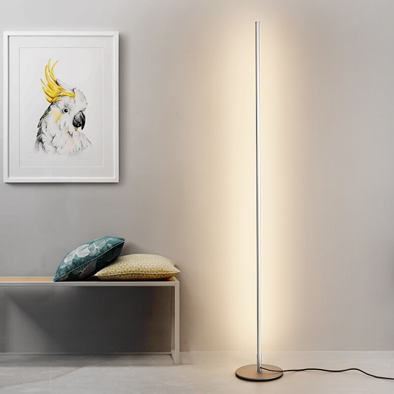 Lampadar LED subțire din aluminiu, cu moduri de iluminare caldă, albă și reglabilă a intensității