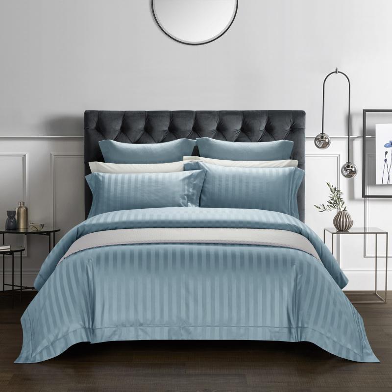 Parure de housse de couette LyraSilk en coton égyptien avec rayures décoratives