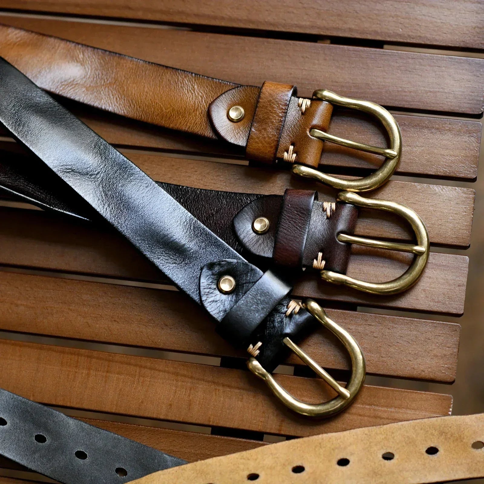 Cinto de Couro Kestrel com Fivela Retro em Forma de Ferradura, Três Cores