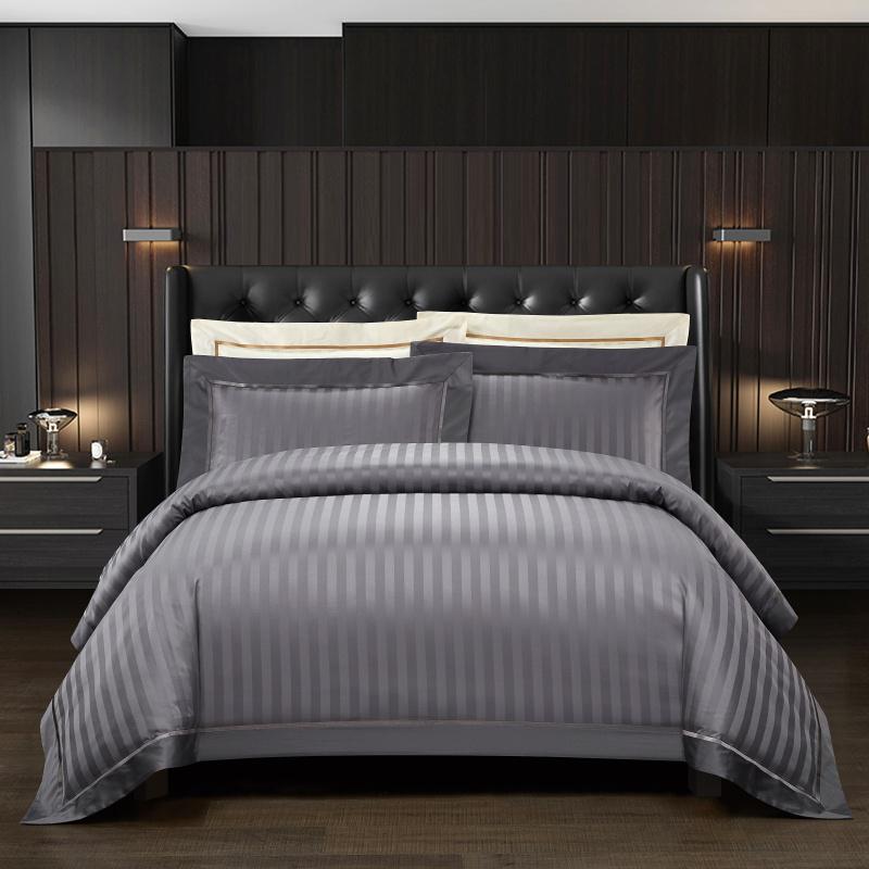 Parure de housse de couette LyraSilk en coton égyptien avec rayures décoratives