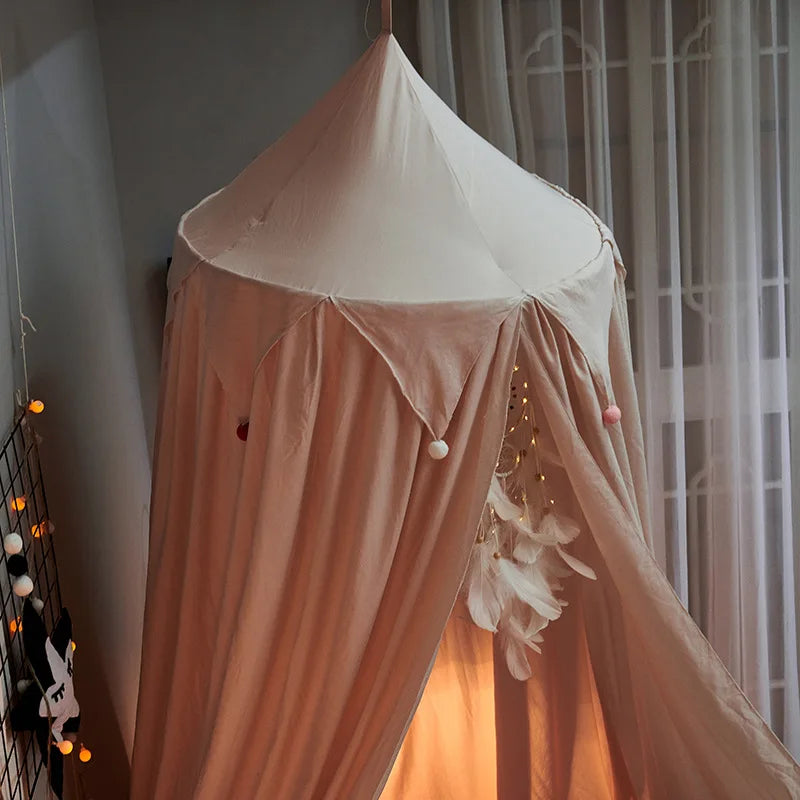 Baldachim nad łóżko dziecięce z falbanką lub frędzlami w kolorze różowym, szarym i białym