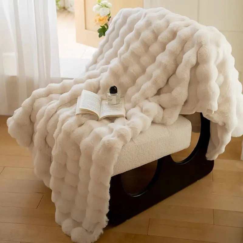 Manta de pelo de coelho sintético com almofada a condizer, design ondulado VeloraWeave