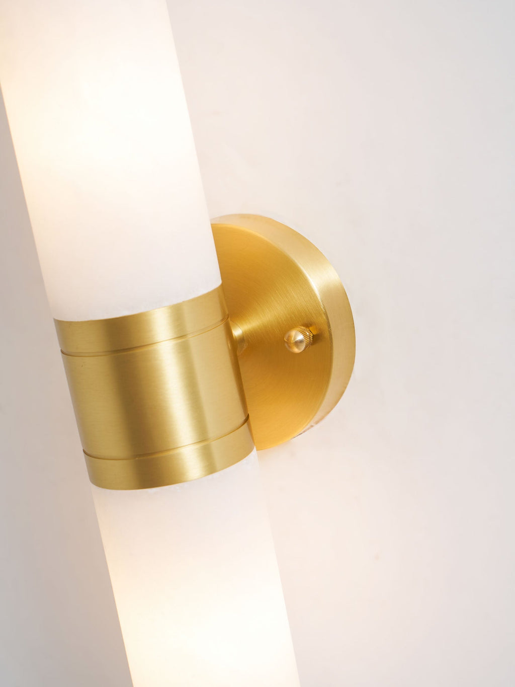 Kaia Minimalist Alabaster Wall Lamp | Fioriscas