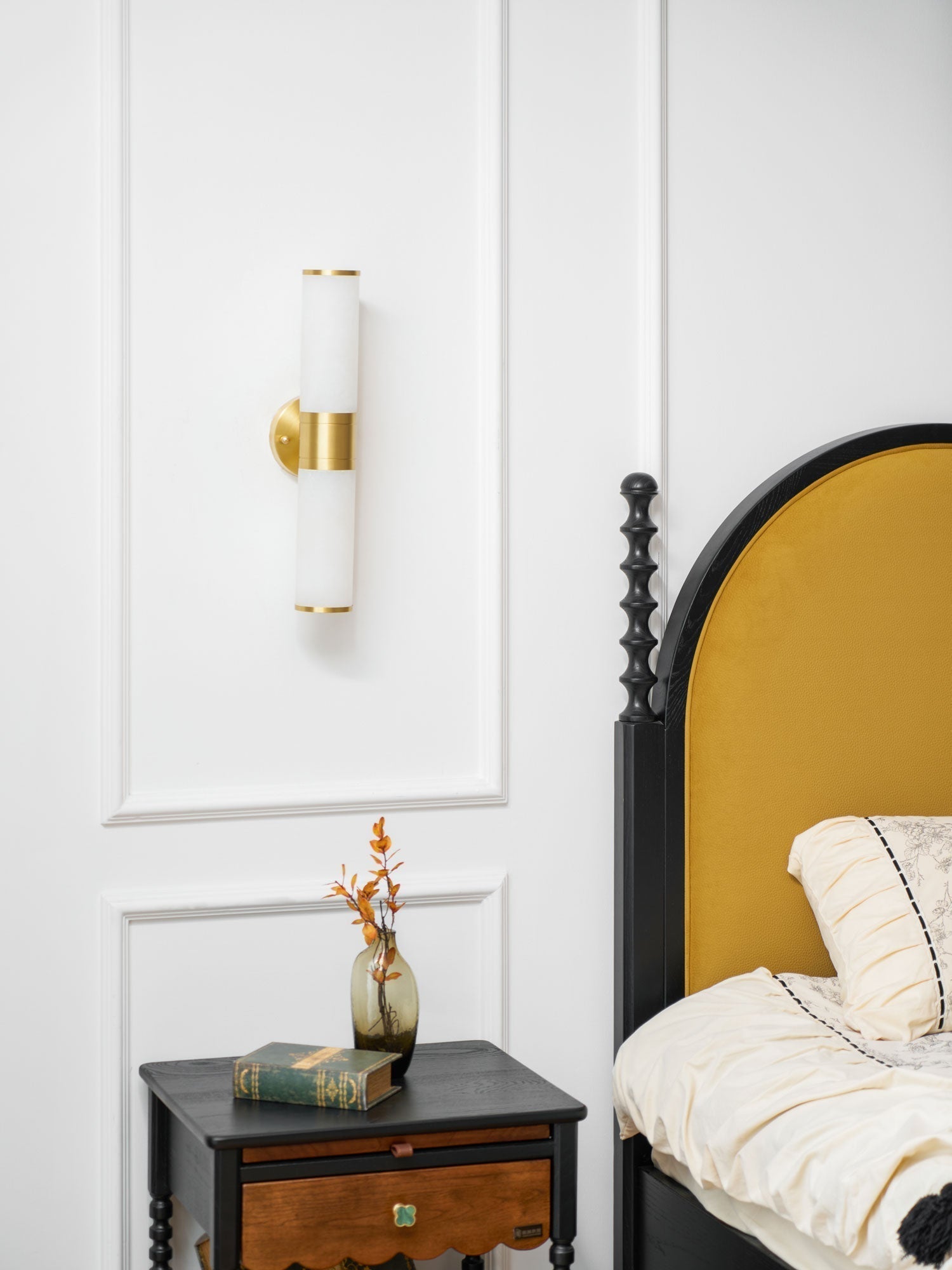 Kaia Minimalist Alabaster Wall Lamp | Fioriscas