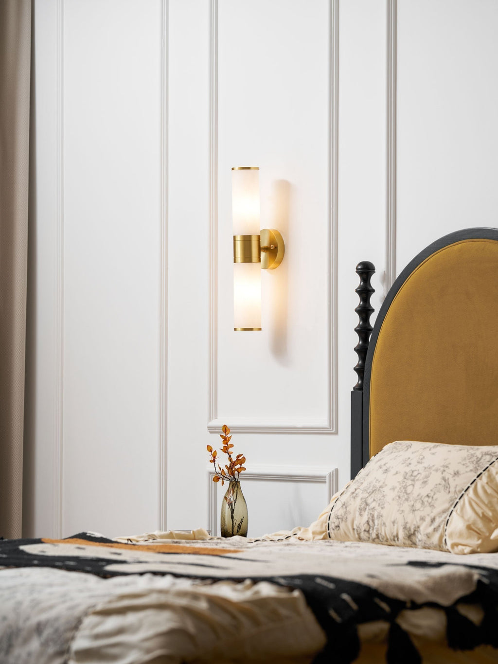 Kaia Minimalist Alabaster Wall Lamp | Fioriscas