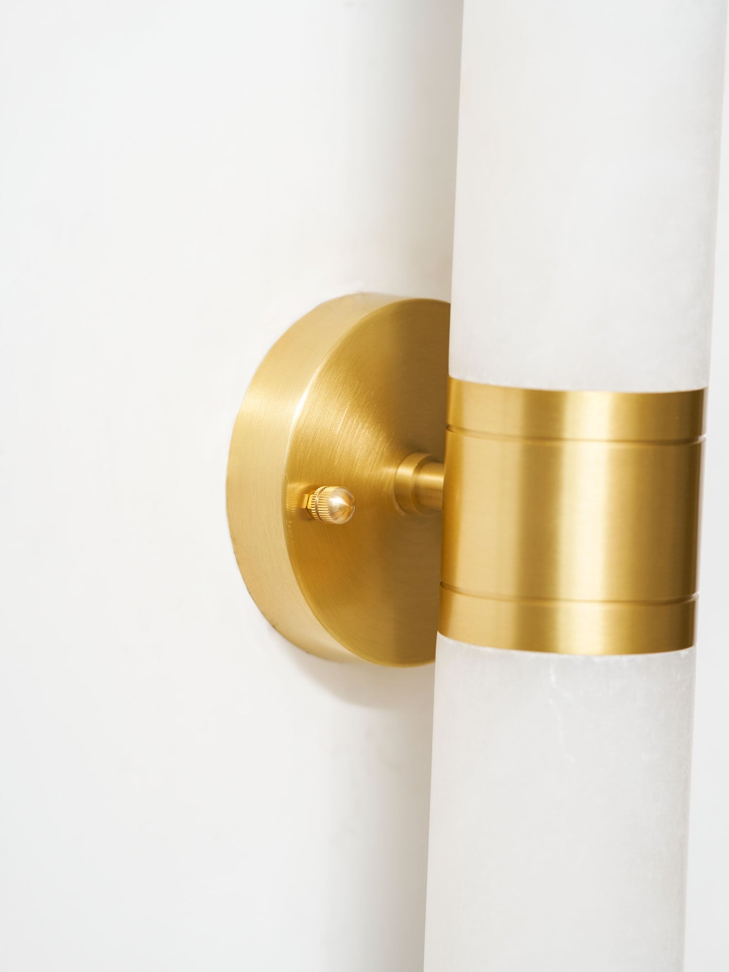 Kaia Minimalist Alabaster Wall Lamp | Fioriscas