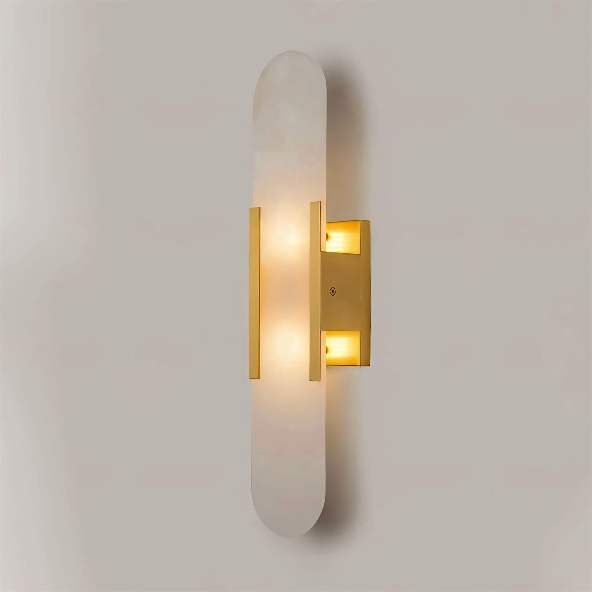 Candeeiro de parede em alabastro natural, luz quente, acabamento em latão ou cobre