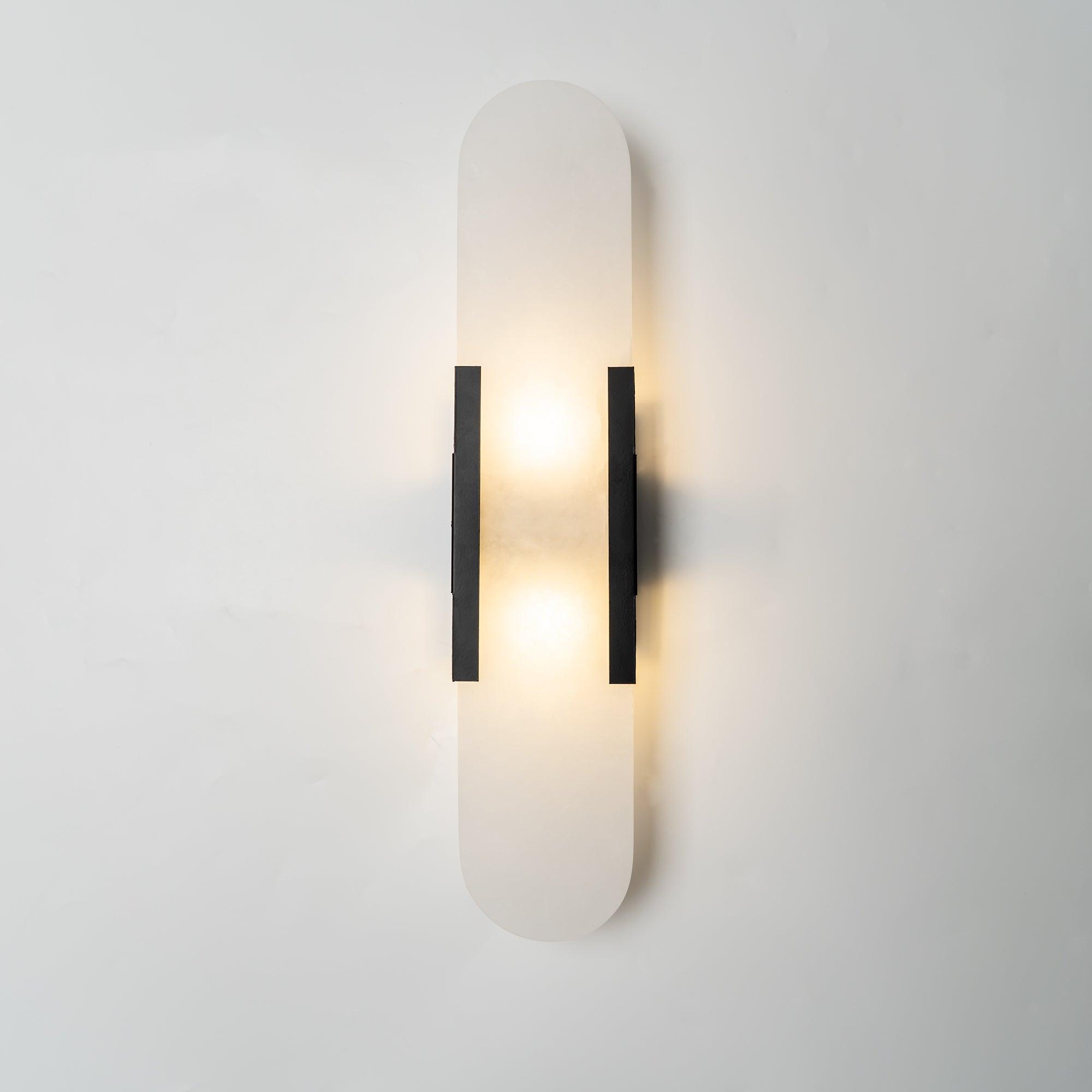 Candeeiro de parede em alabastro natural, luz quente, acabamento em latão ou cobre
