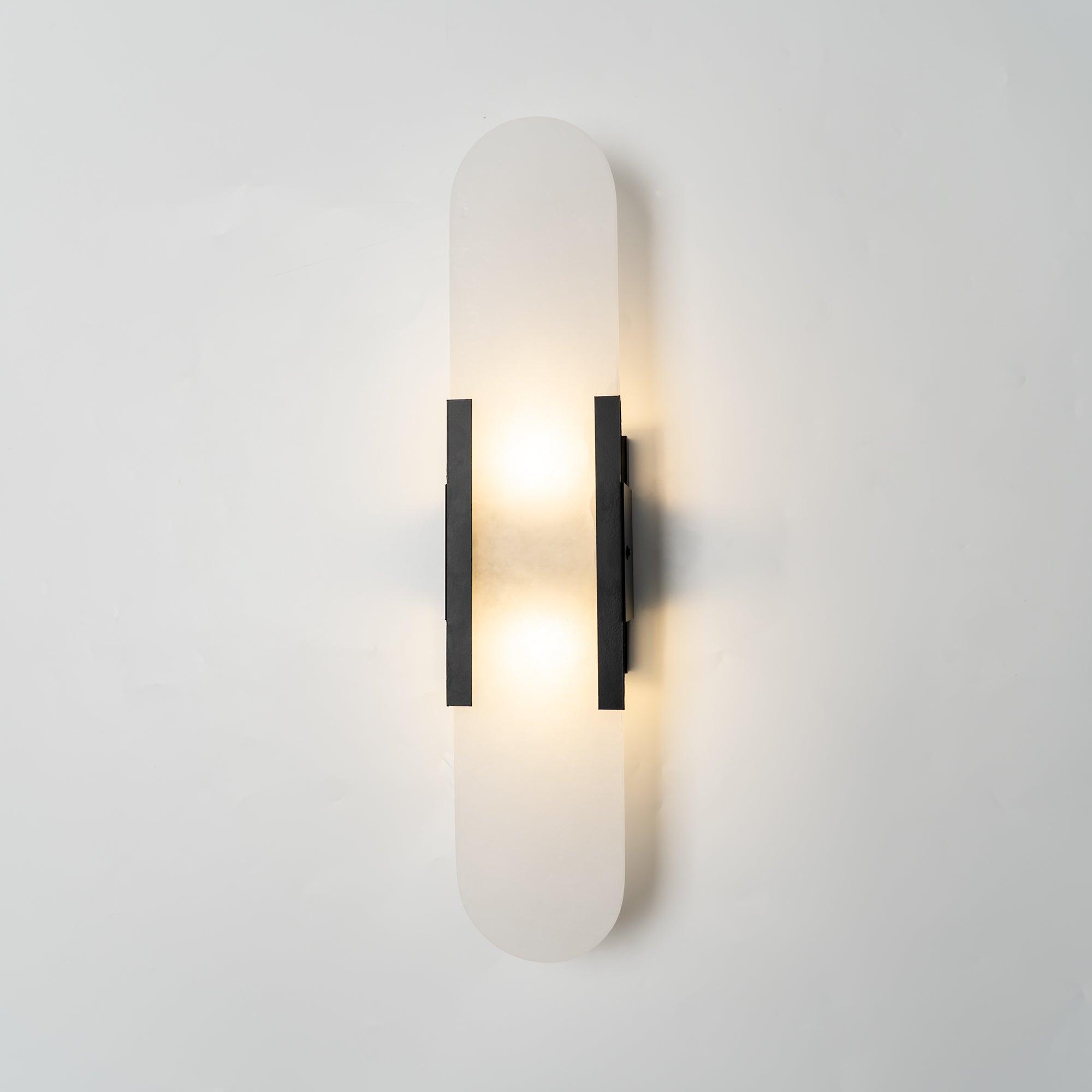 Candeeiro de parede em alabastro natural, luz quente, acabamento em latão ou cobre