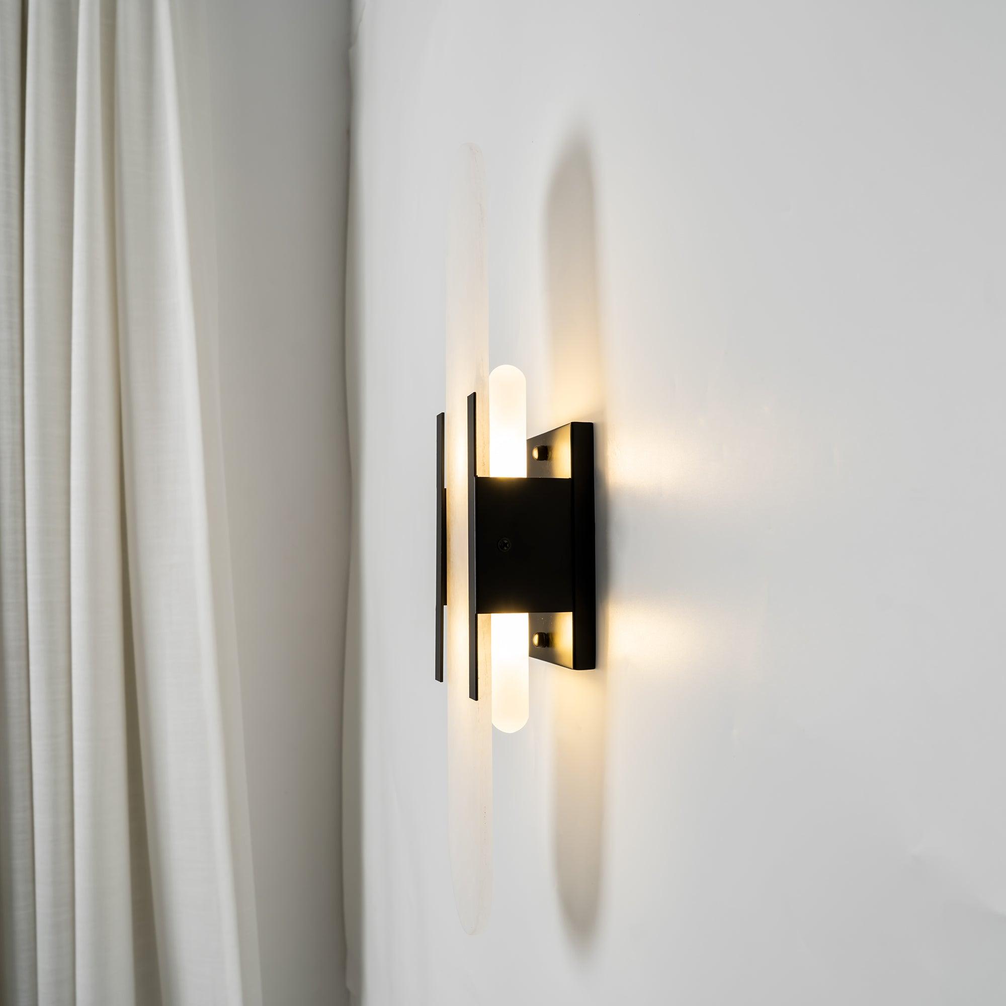 Candeeiro de parede em alabastro natural, luz quente, acabamento em latão ou cobre