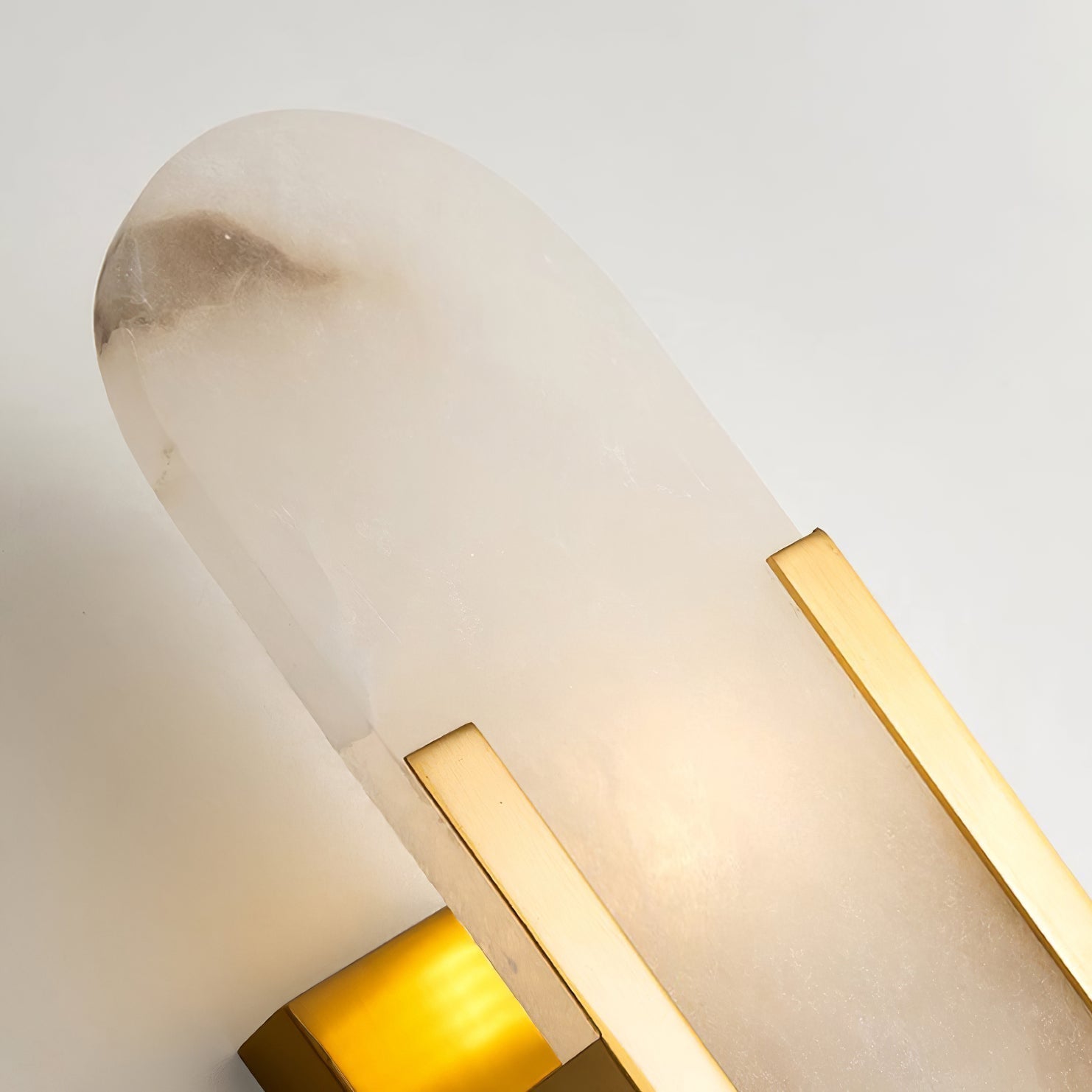 Candeeiro de parede em alabastro natural, luz quente, acabamento em latão ou cobre