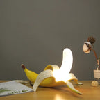 Fantazyjna lampka stołowa w kształcie banana z żywicy w ciepłych odcieniach, BananaShine
