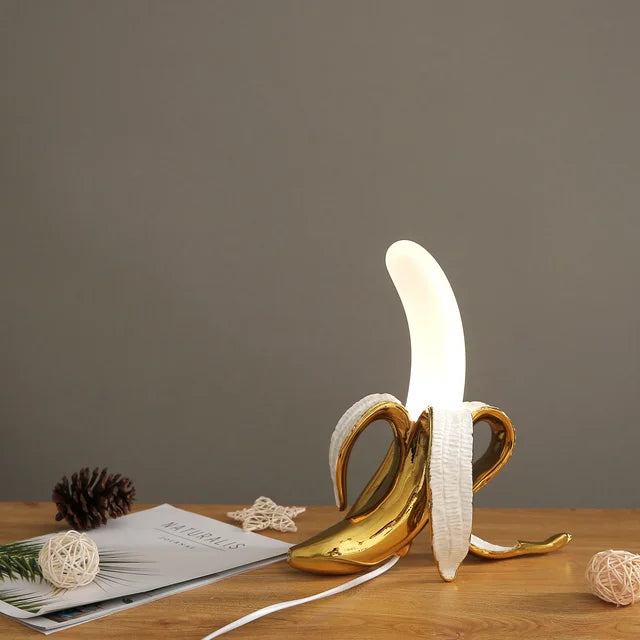 Fantazyjna lampka stołowa w kształcie banana z żywicy w ciepłych odcieniach, BananaShine
