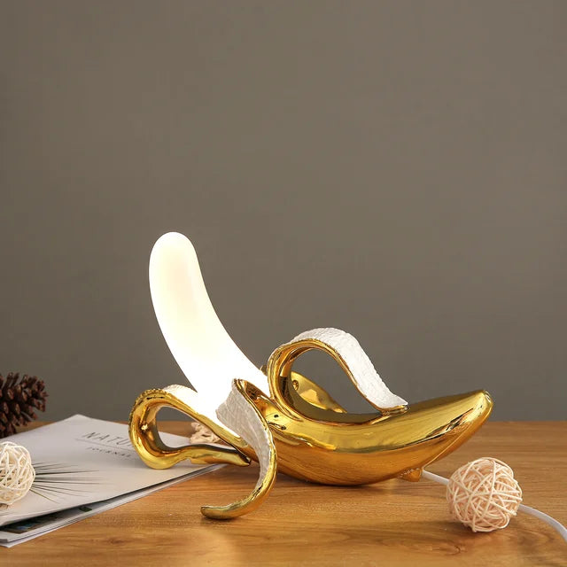 Fantazyjna lampka stołowa w kształcie banana z żywicy w ciepłych odcieniach, BananaShine
