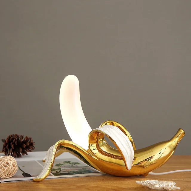 Fantazyjna lampka stołowa w kształcie banana z żywicy w ciepłych odcieniach, BananaShine