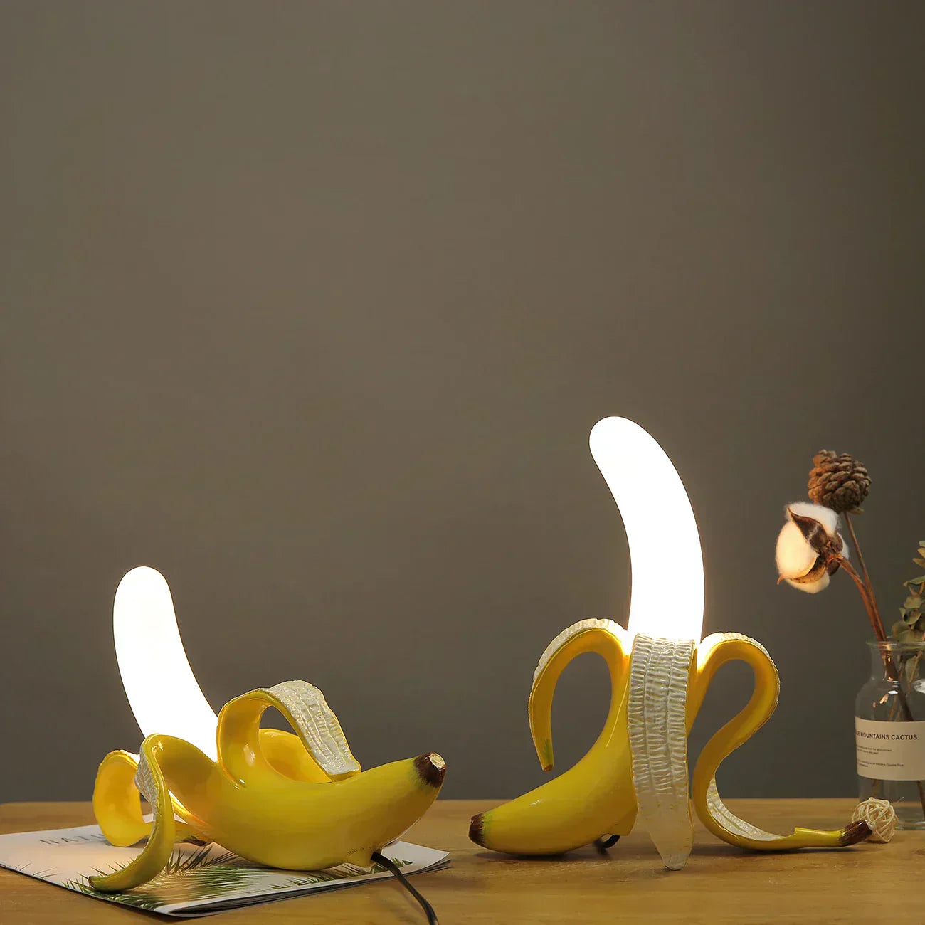 Fantazyjna lampka stołowa w kształcie banana z żywicy w ciepłych odcieniach, BananaShine