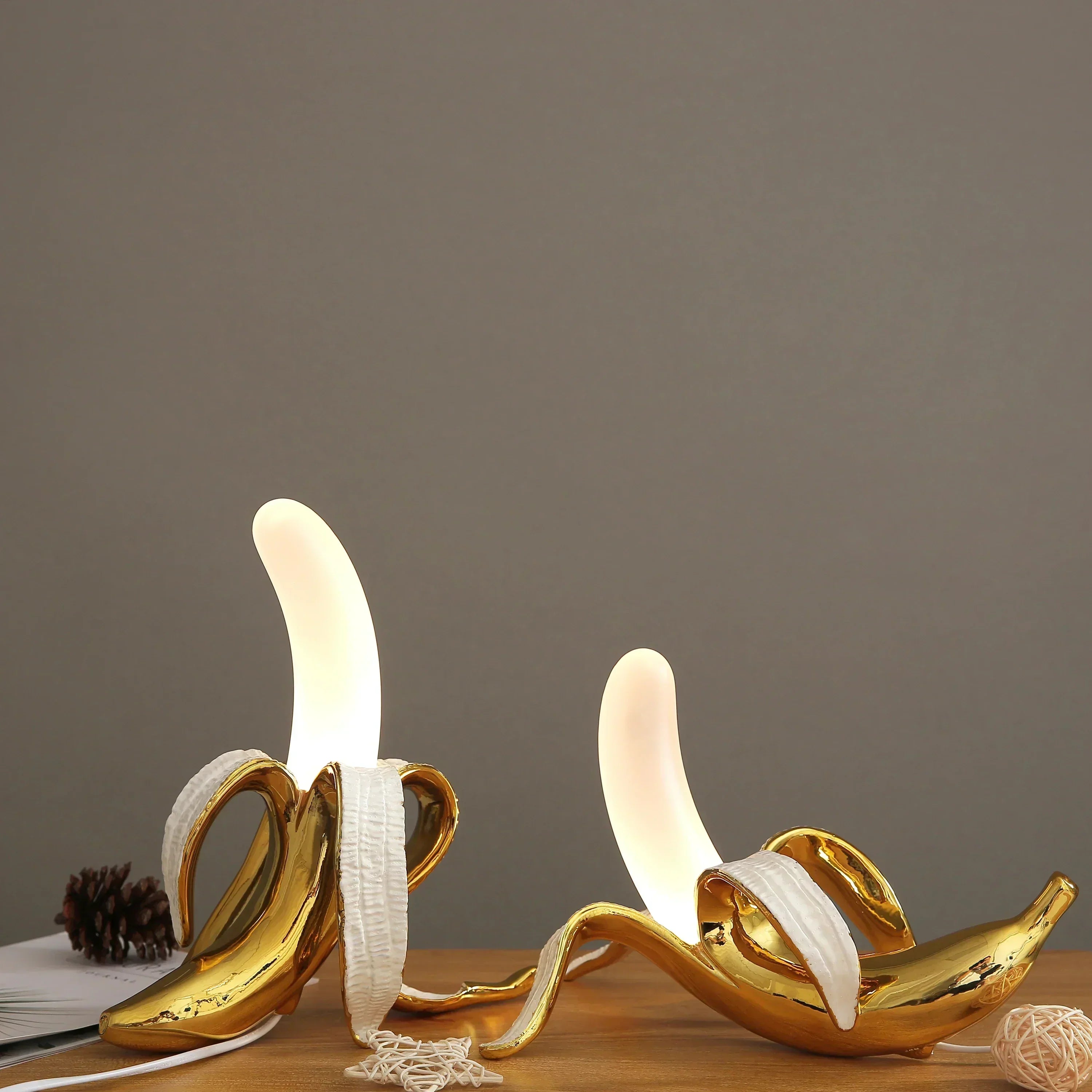 Fantazyjna lampka stołowa w kształcie banana z żywicy w ciepłych odcieniach, BananaShine