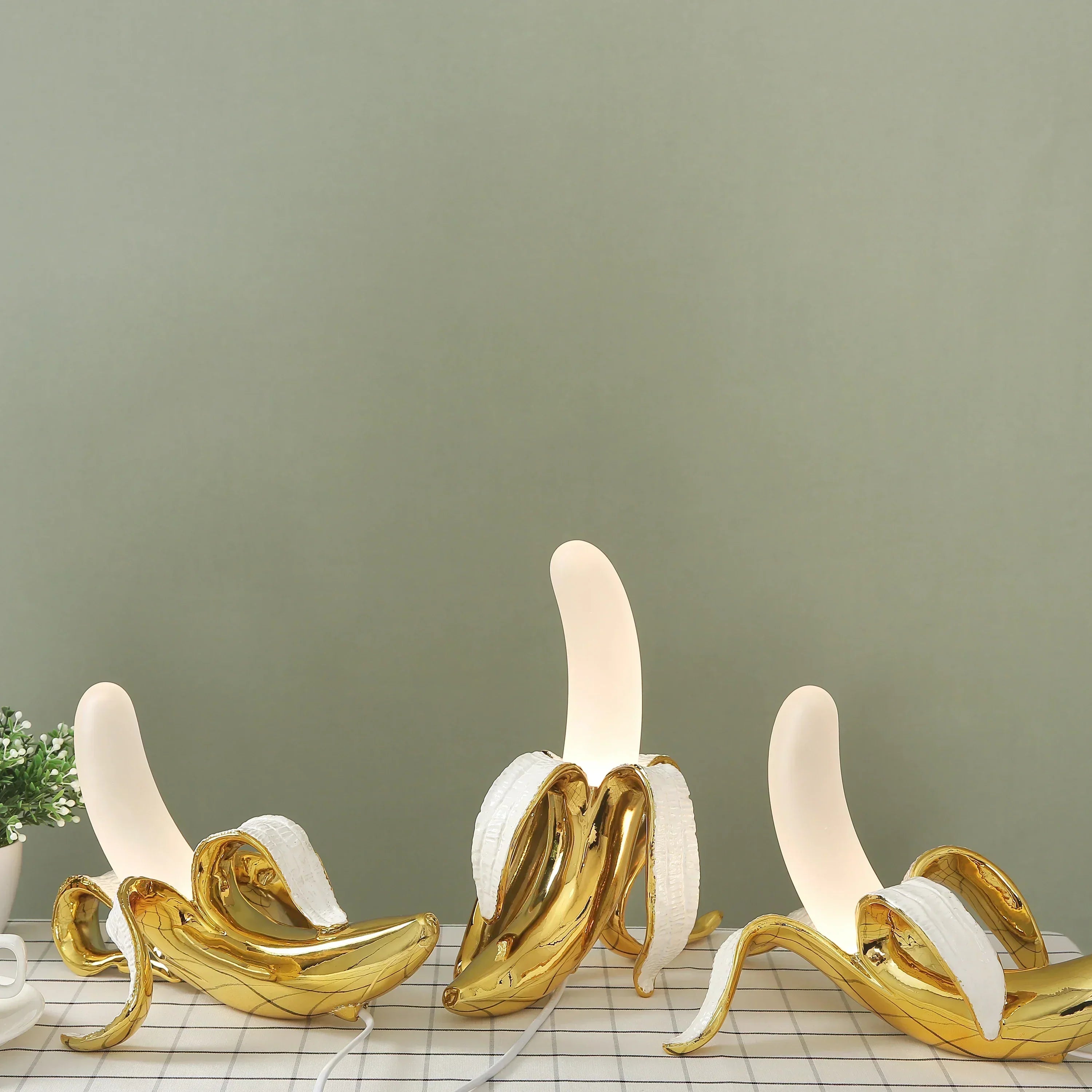 Fantazyjna lampka stołowa w kształcie banana z żywicy w ciepłych odcieniach, BananaShine