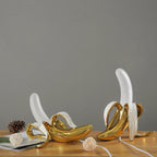 Fantazyjna lampka stołowa w kształcie banana z żywicy w ciepłych odcieniach, BananaShine
