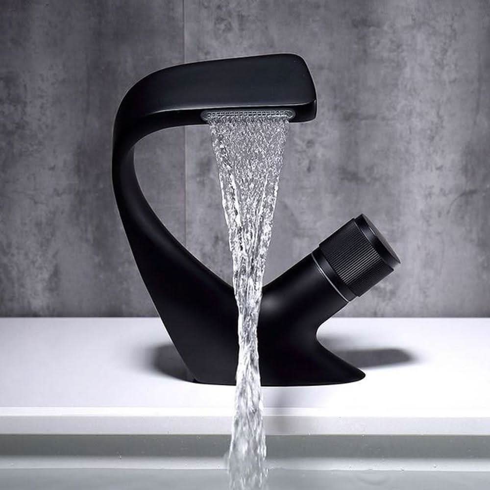 Moderne messing foss-bassengkran for luksuriøs baderomsdesign - Fioriscas