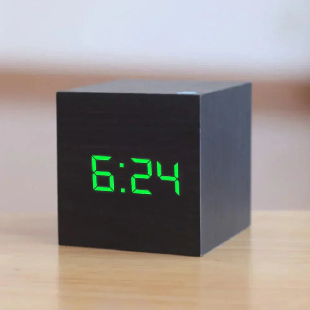 Digitalt trævækkeklokke, VerdiaCube LED-display med tid, dato og temperatur