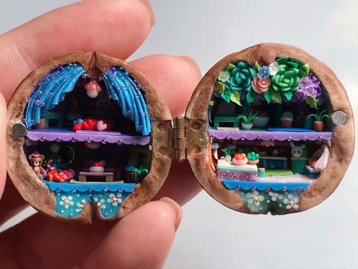 Casa de bonecas artesanal feita de cascas de noz com iluminação interior - Fioriscas