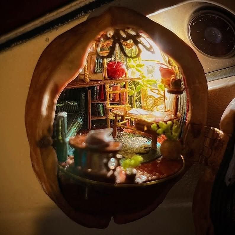 Casa de bonecas artesanal feita de cascas de noz com iluminação interior - Fioriscas