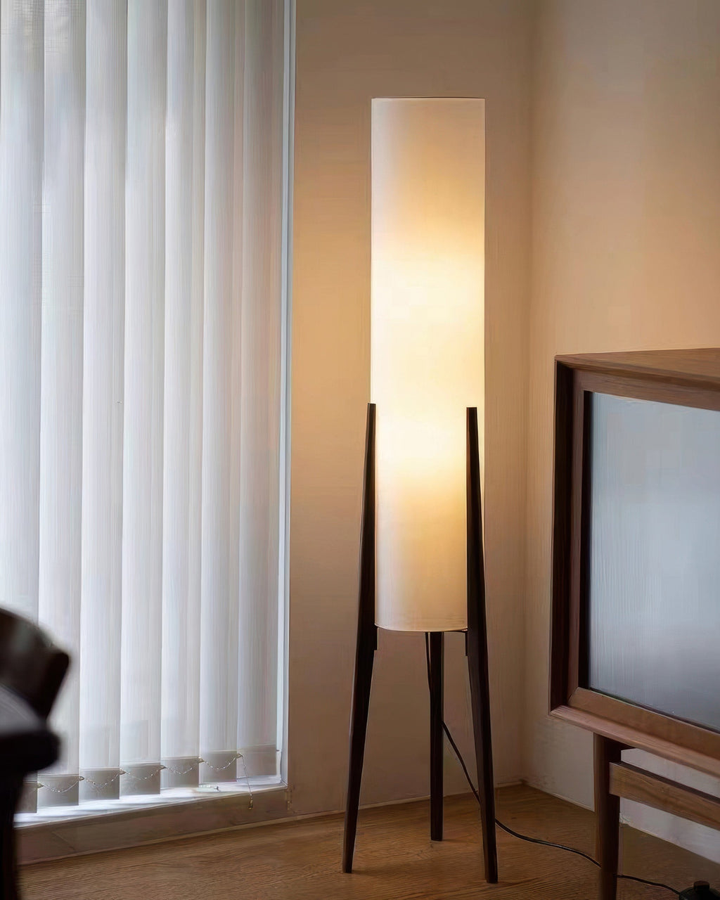 NovaOak-gulvlampe med træfod, stofskærm og dæmpbar varm-kold LED lys.
