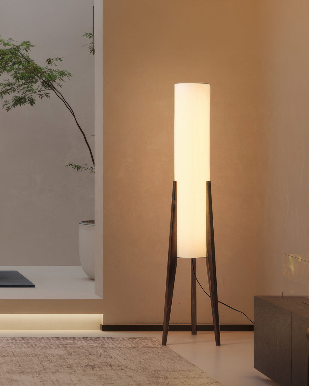 NovaOak-gulvlampe med træfod, stofskærm og dæmpbar varm-kold LED lys.