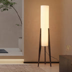 Liora Stehlampe, Walnussholzfuß mit Stoffschirm und dimmbarer LED