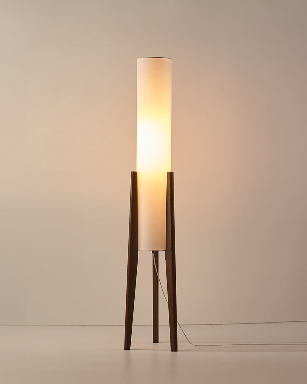 NovaOak-gulvlampe med træfod, stofskærm og dæmpbar varm-kold LED lys.
