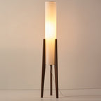 Liora Stehlampe, Walnussholzfuß mit Stoffschirm und dimmbarer LED