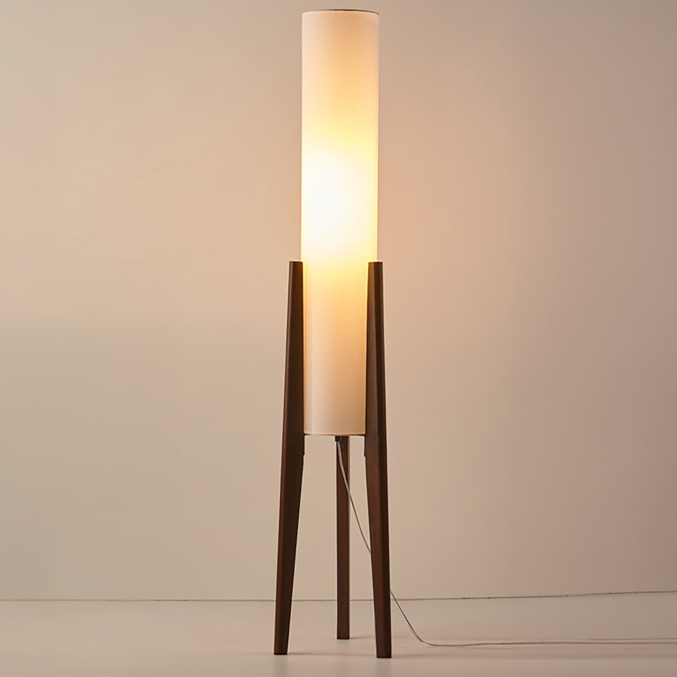 Liora Stehlampe, Walnussholzfuß mit Stoffschirm und dimmbarer LED