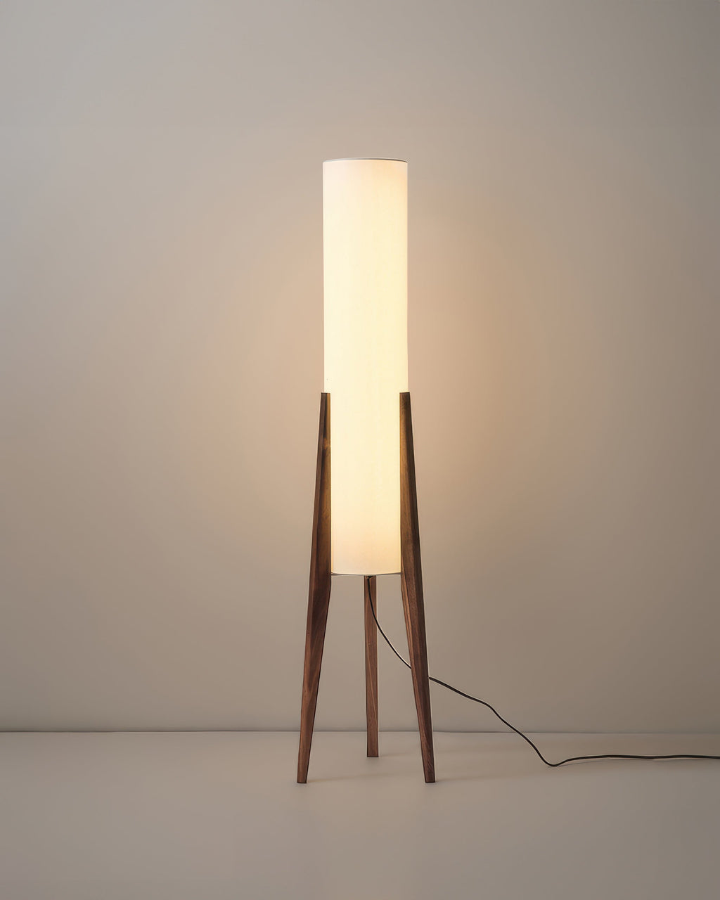 NovaOak-gulvlampe med træfod, stofskærm og dæmpbar varm-kold LED lys.