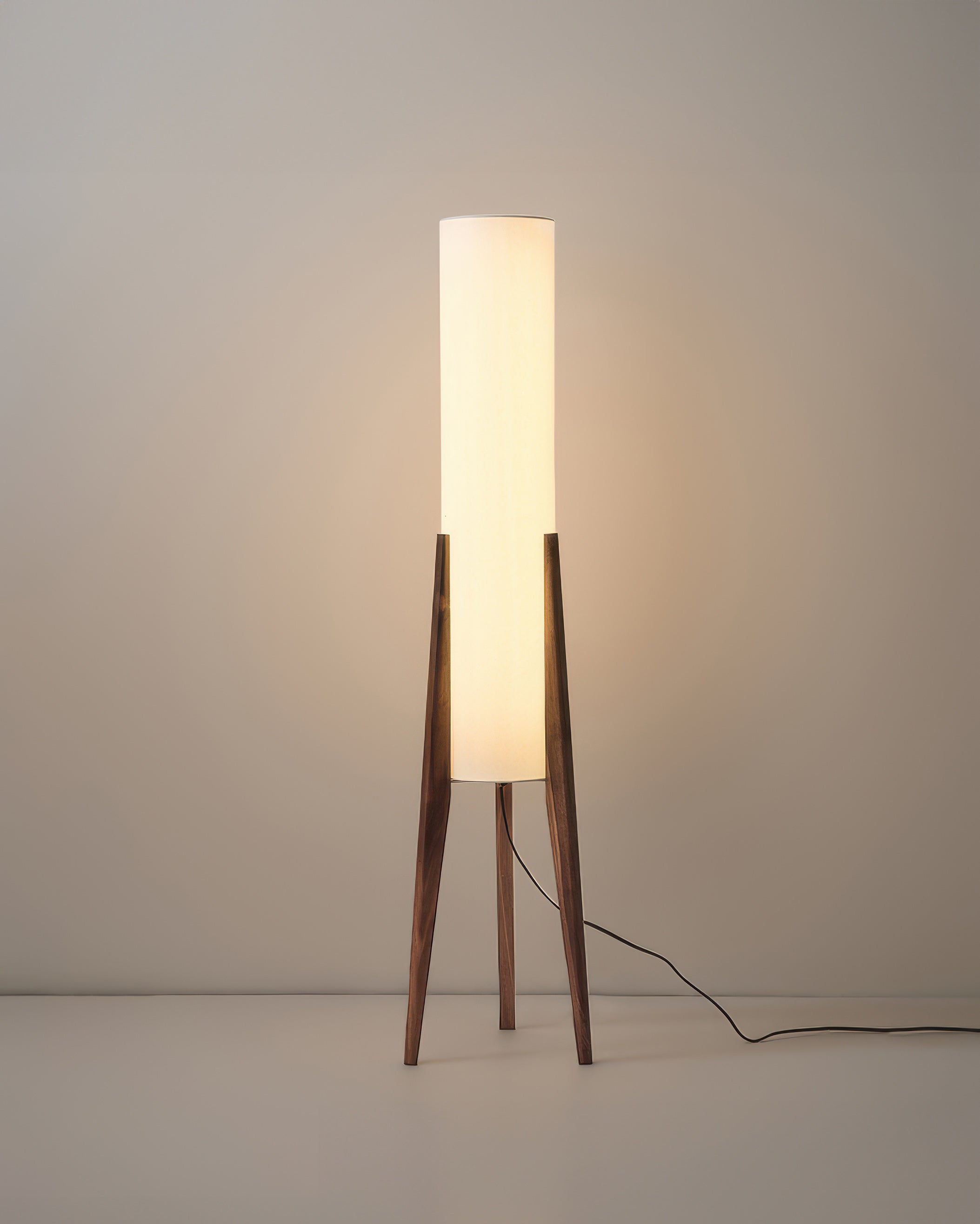 NovaOak-gulvlampe med træfod, stofskærm og dæmpbar varm-kold LED lys.