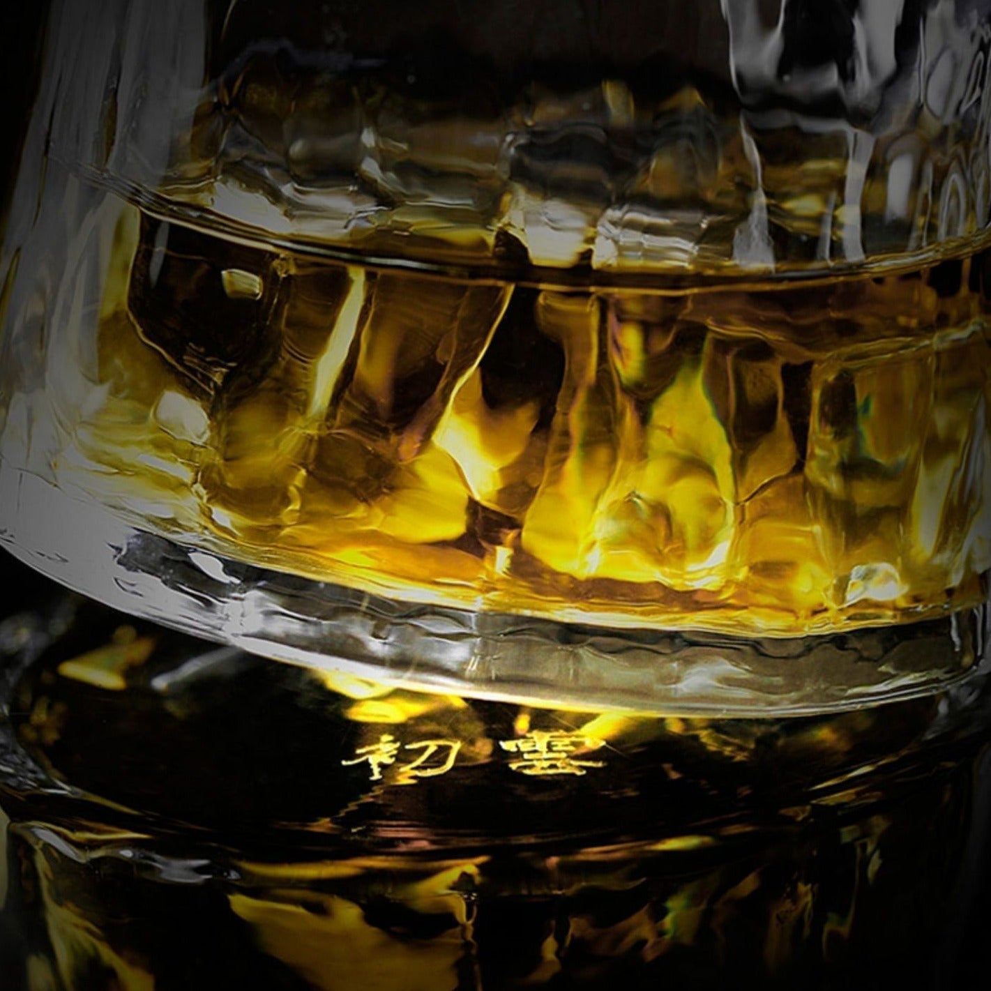 Kiyomi handgraviertes Kristall-Whiskyglas in Holzgeschenkbox