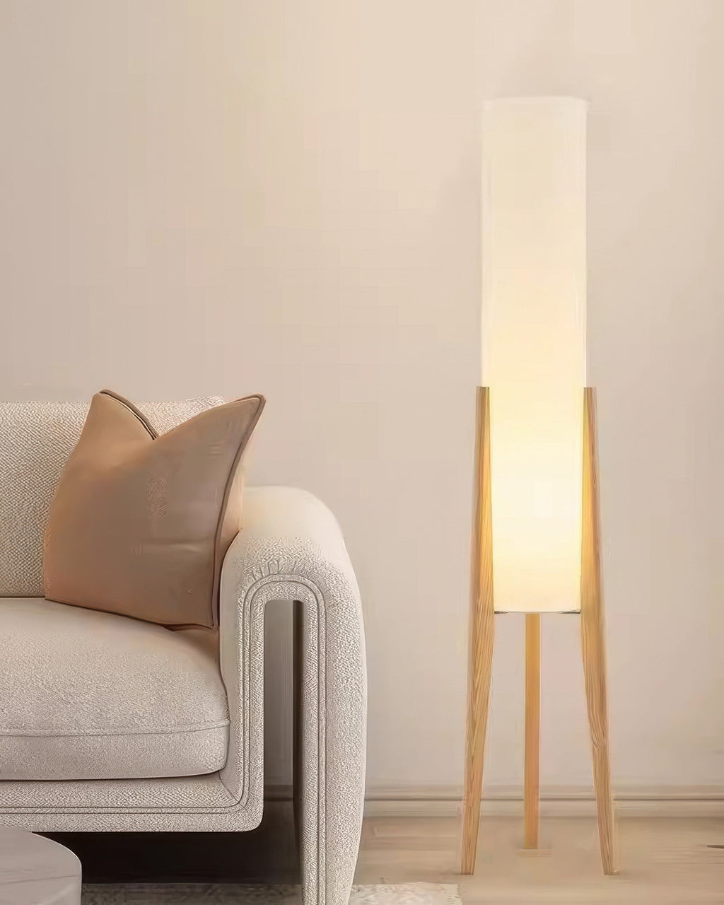 Liora Stehlampe, Walnussholzfuß mit Stoffschirm und dimmbarer LED