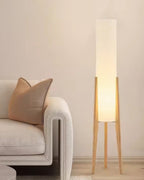 Liora Stehlampe, Walnussholzfuß mit Stoffschirm und dimmbarer LED