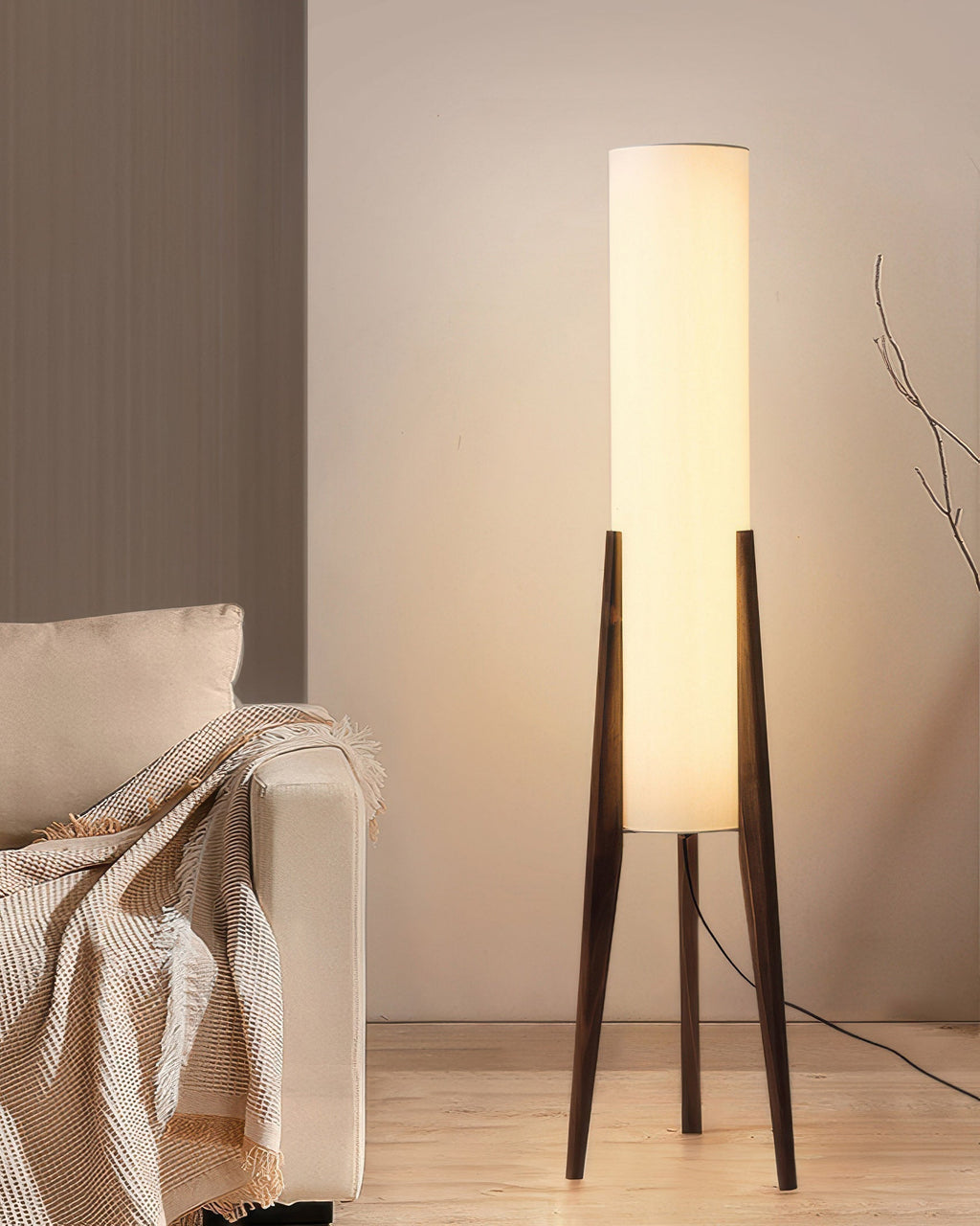 NovaOak-gulvlampe med træfod, stofskærm og dæmpbar varm-kold LED lys.