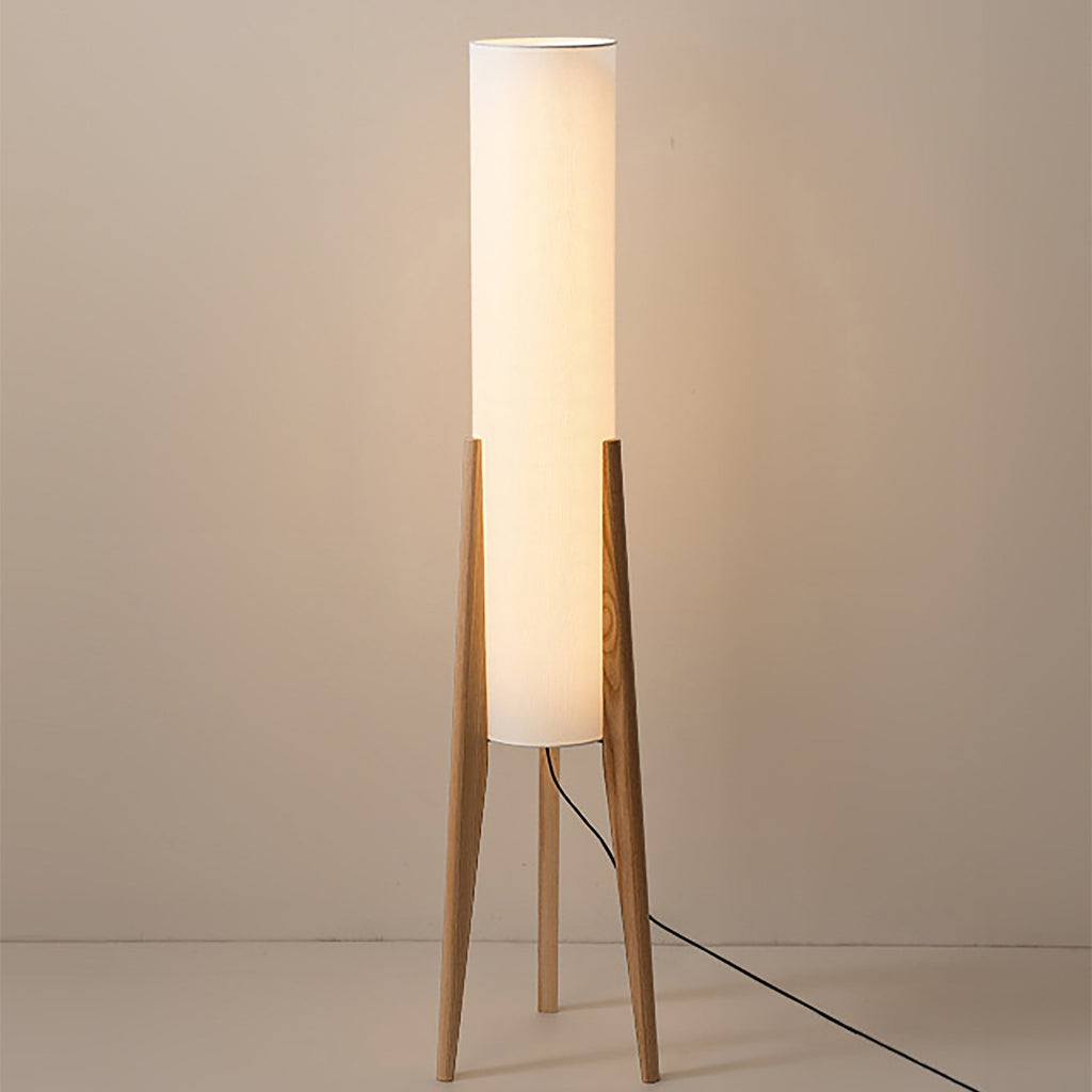 Liora Stehlampe, Walnussholzfuß mit Stoffschirm und dimmbarer LED